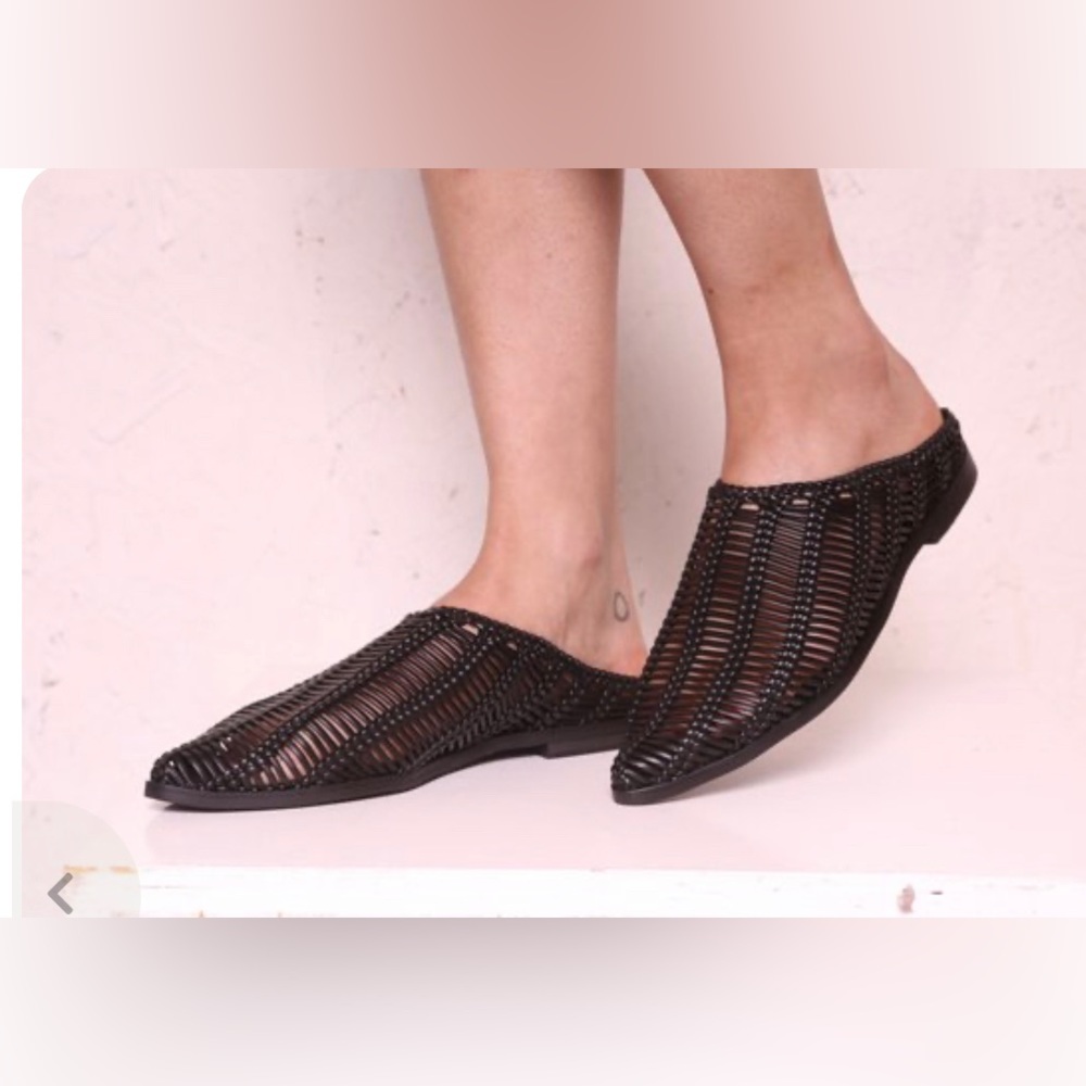 Intentionally Blank Tannis sz 9 black woven flats